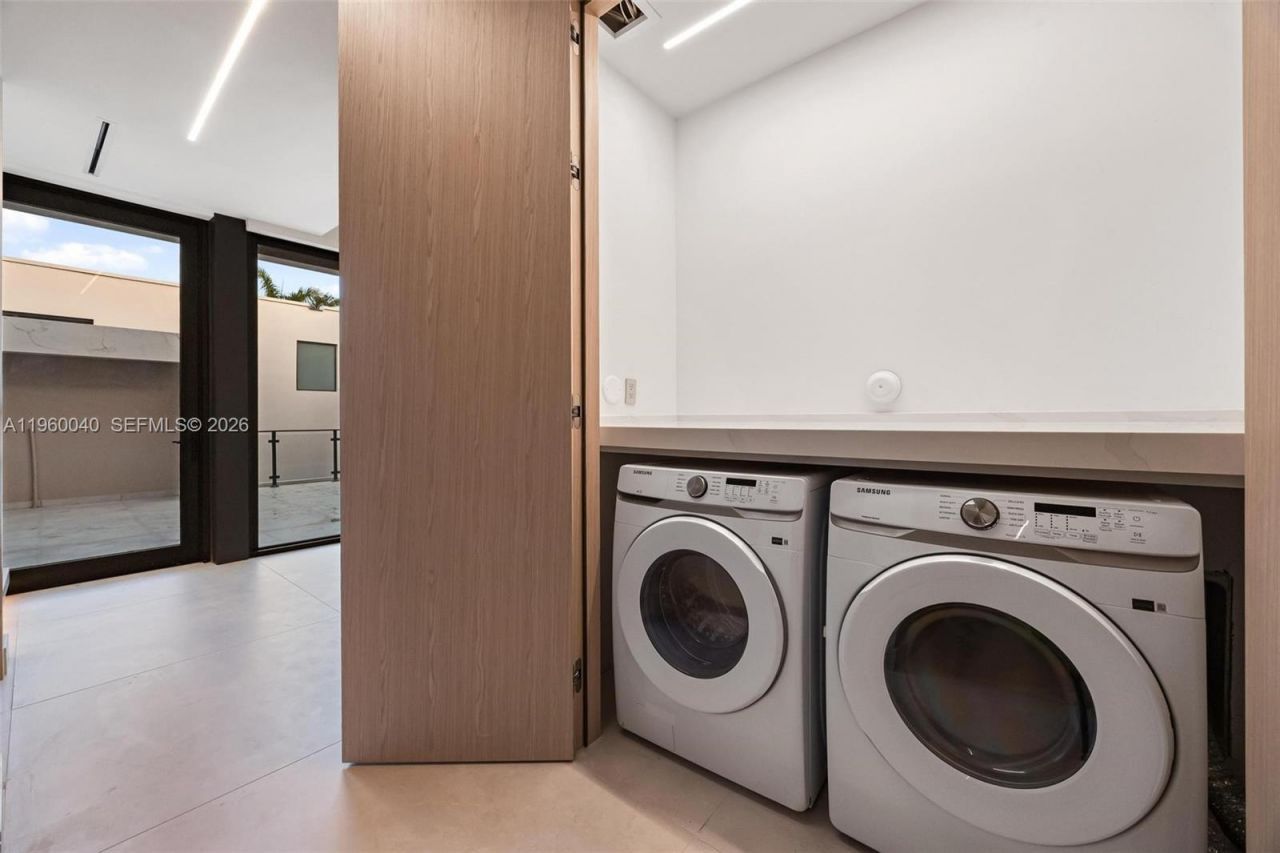 723 NE 77th St , Miami, FL 33138 Photo