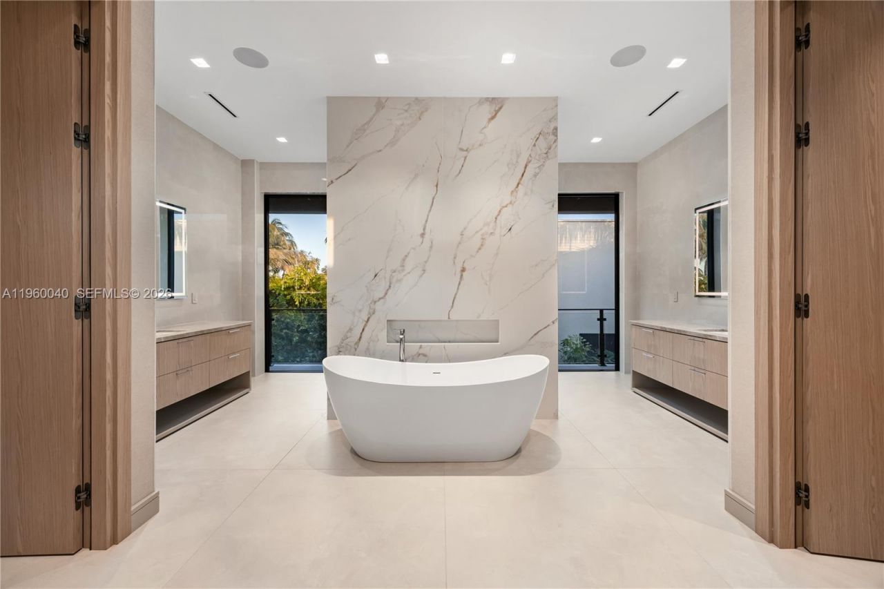 723 NE 77th St , Miami, FL 33138 Photo