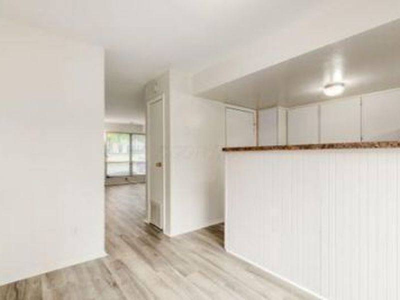 4692 Charecote Lane , Unit E, Columbus, OH 43220 Photo 6