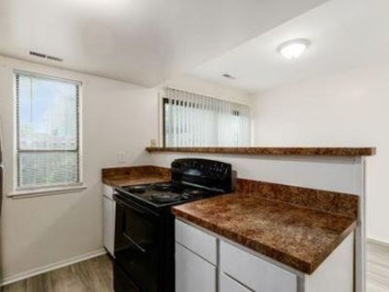 4692 Charecote Lane , Unit E, Columbus, OH 43220 Photo 7