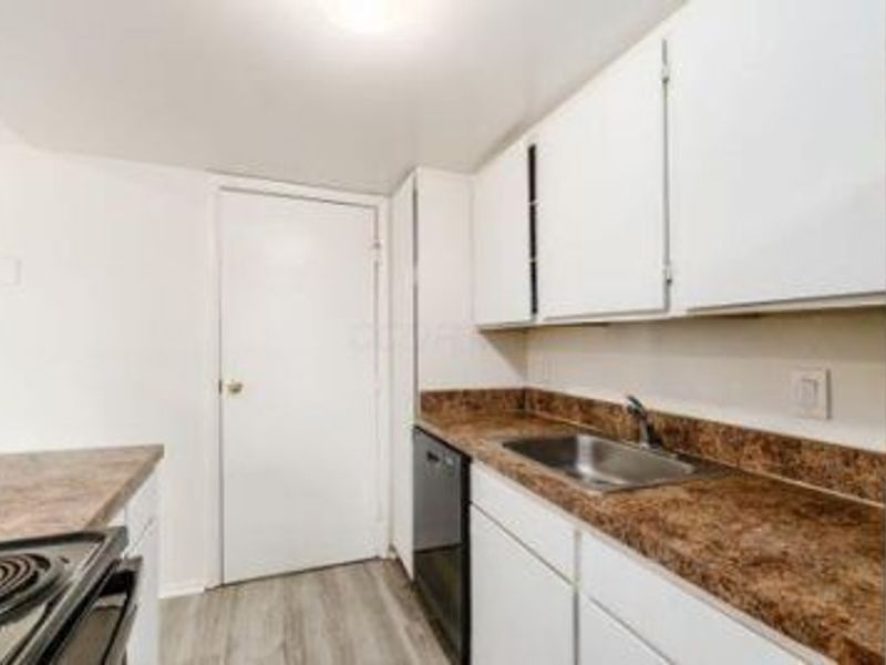 4692 Charecote Lane , Unit E, Columbus, OH 43220 Photo 9