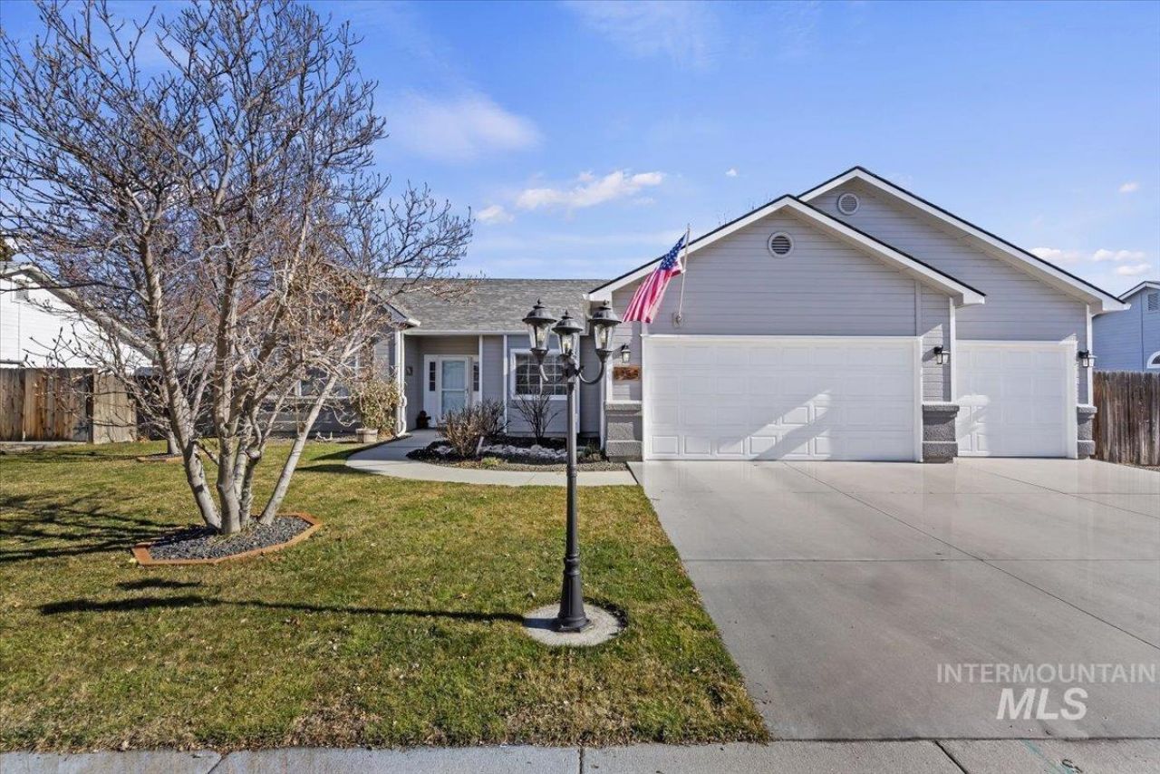 1958 N Man O War Way, Meridian, ID 83646 Main Photo