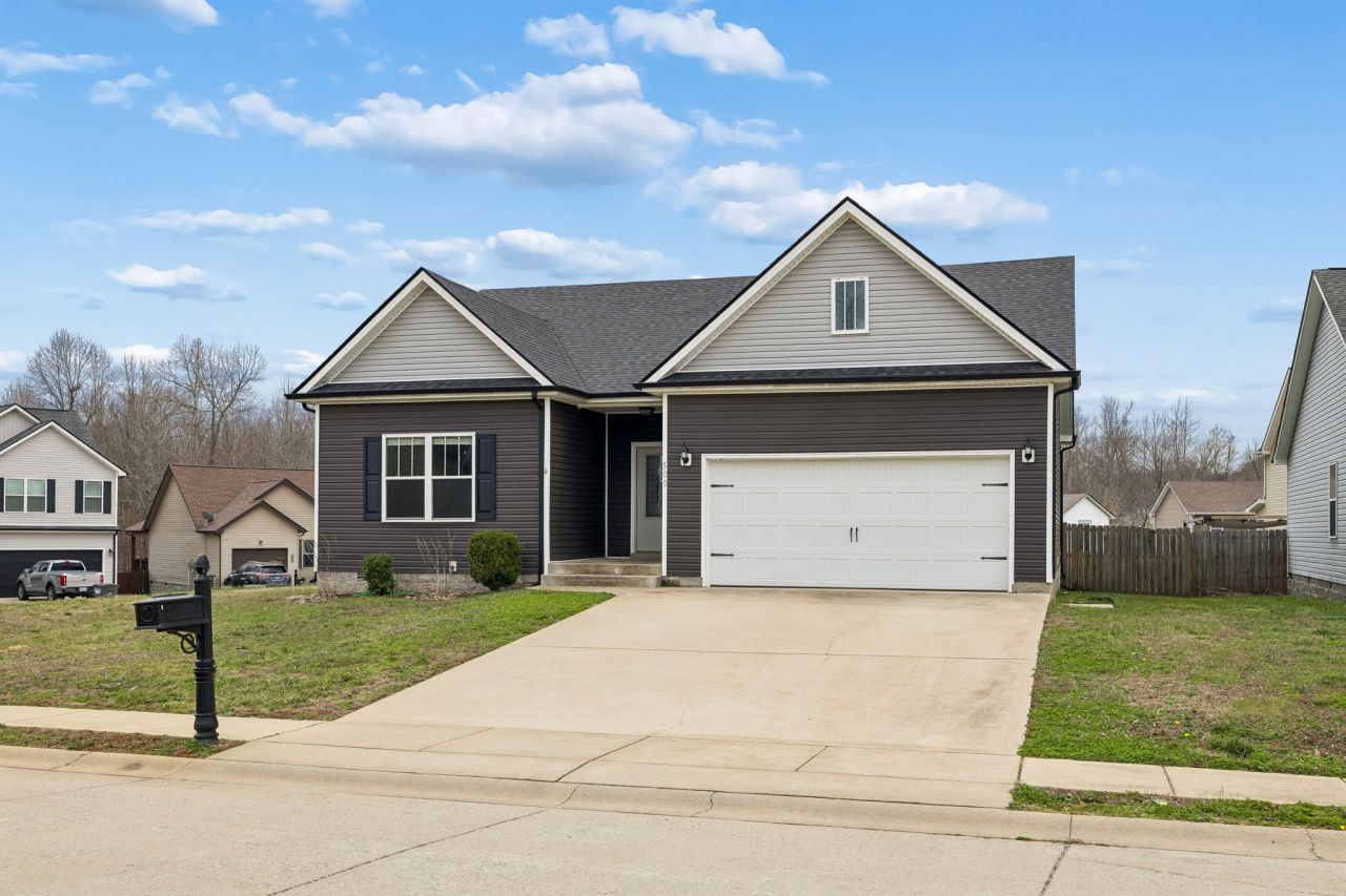 500 Sourwood Dr, Clarksville, TN 37042 Main Photo