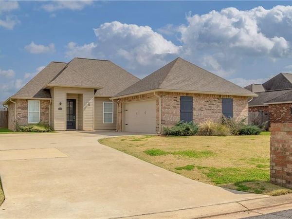 132 W LAKES Boulevard, Alexandria, LA 71303