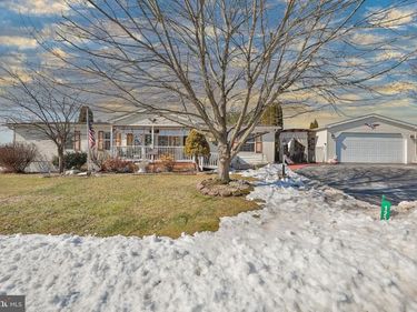 1233 VALLEY FORGE DRIVE, WALNUTPORT, PA 18088