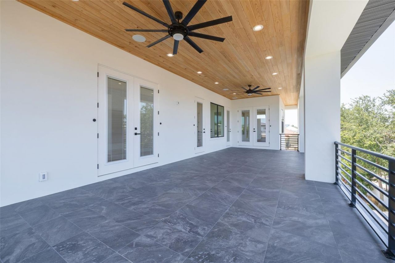 6012 Kipps Colony Drive E, Gulfport, FL 33707 Photo