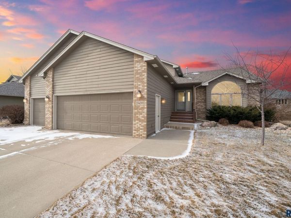 2409 S Grinnell Ave, Sioux Falls, SD 57106