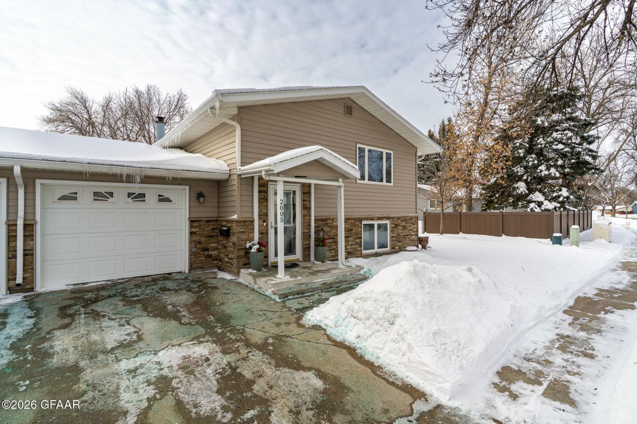 2005 13th Avenue S, Grand Forks, ND 58201 Main Photo