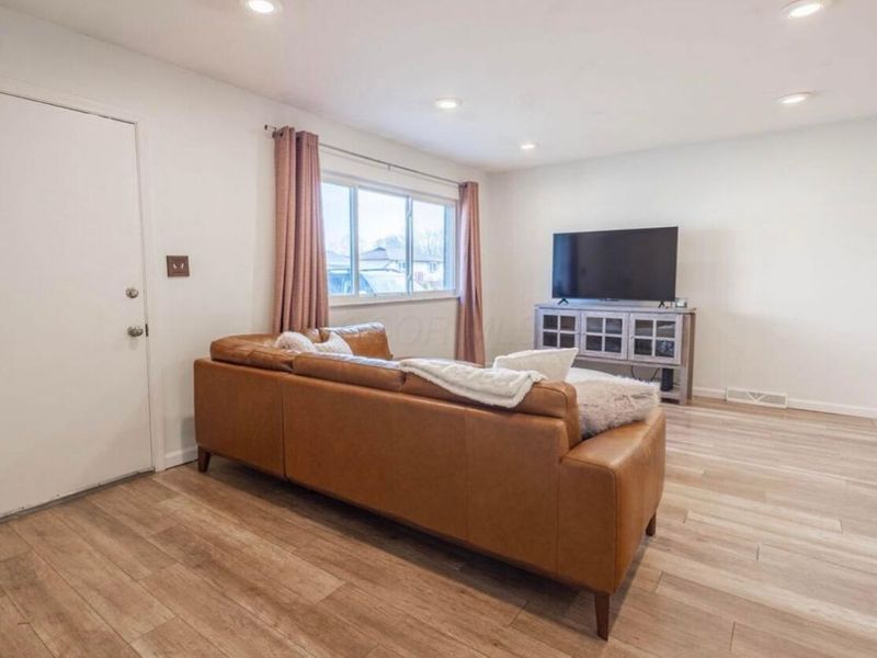 595 Deerwood Avenue E, Columbus, OH 43230 Photo 6