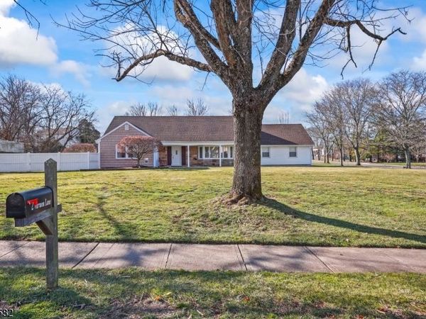 2 Varnum Ln, Manalapan, NJ 07726