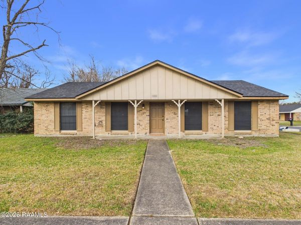 100 Strasbourg Drive , Lafayette, LA 70506