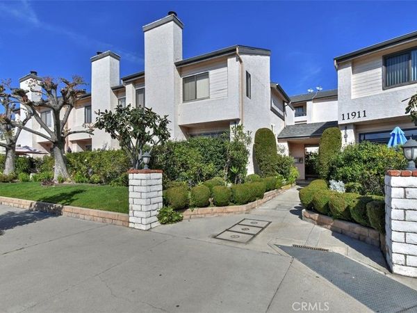 11911 Magnolia Boulevard, Unit 16, Valley Village, CA 91607
