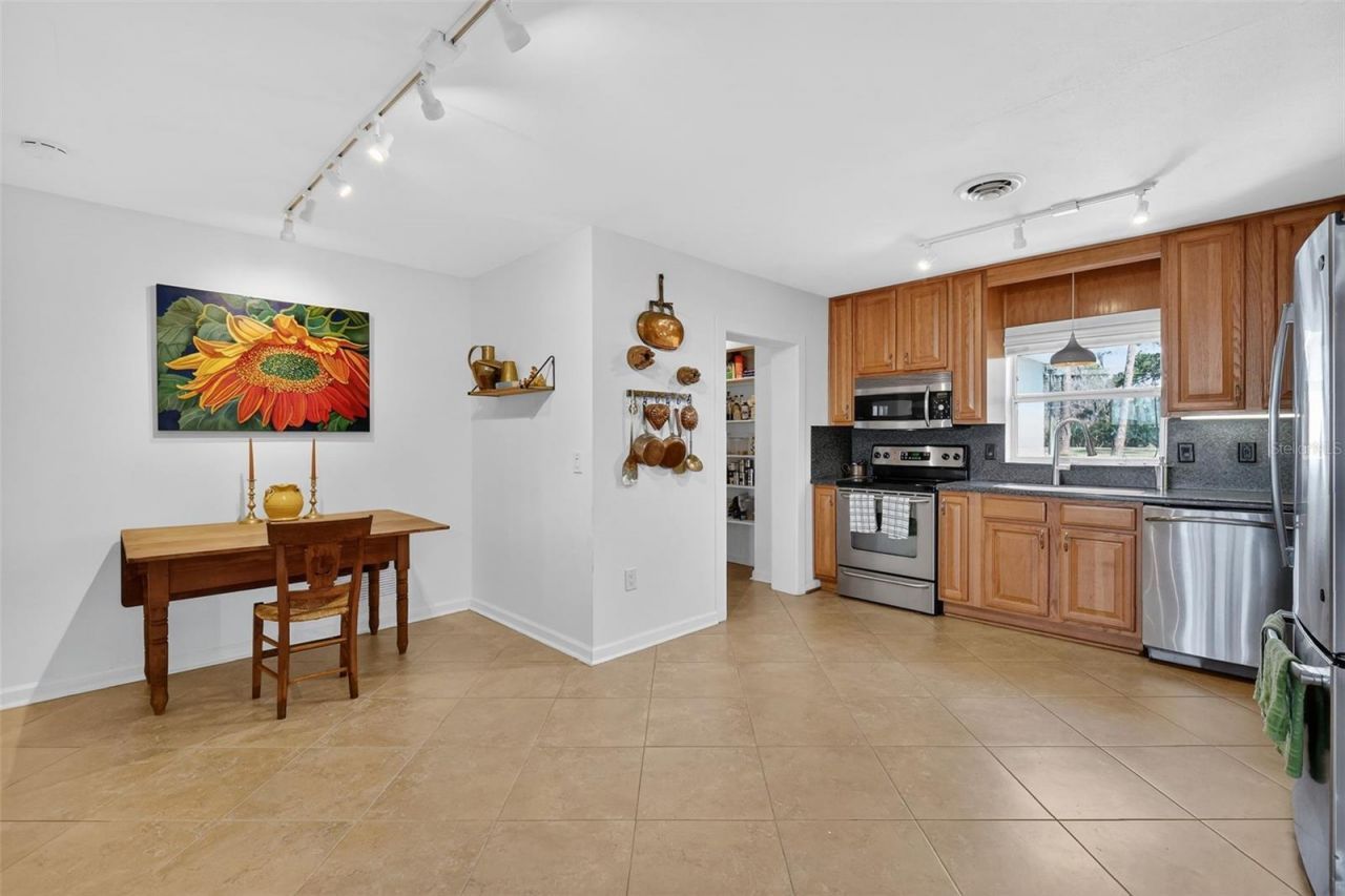 33225 Lakeshore Drive, Tavares, FL 32778 Photo