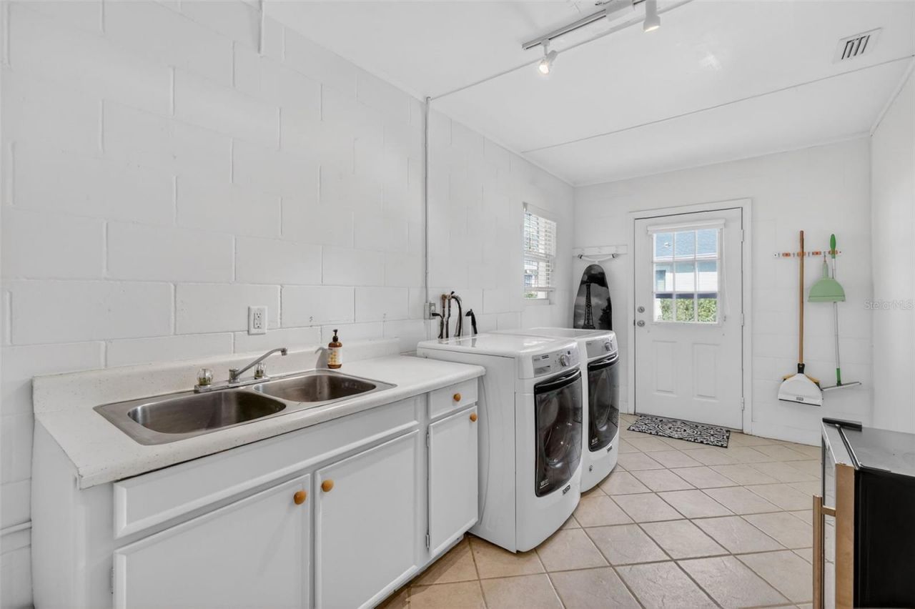 33225 Lakeshore Drive, Tavares, FL 32778 Photo