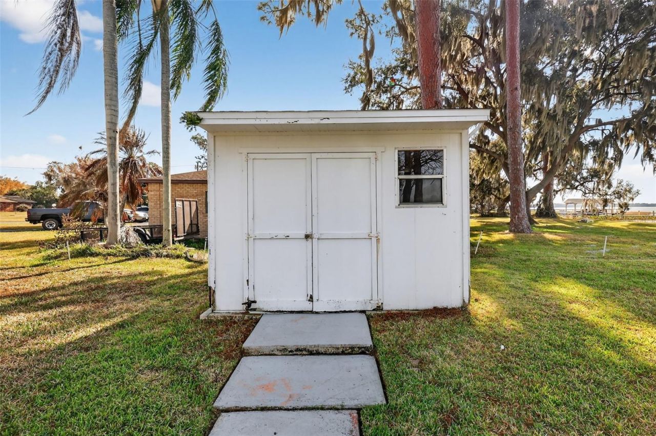 33225 Lakeshore Drive, Tavares, FL 32778 Photo