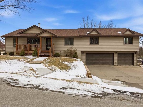 3438 Twin Lake View Dr NE, North Liberty, IA 52317