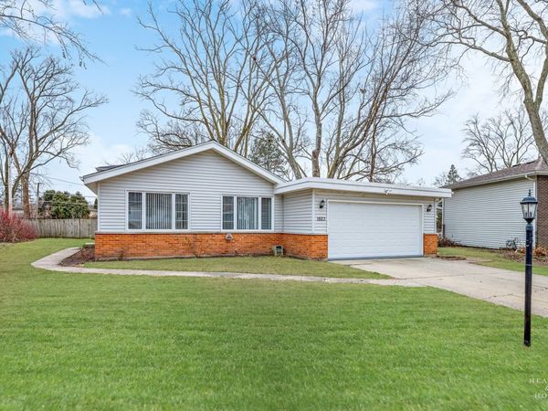 1923 E Pawnee Lane , Mount Prospect, IL 60056