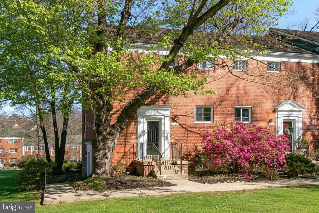 3129 Martha Custis Dr, Alexandria, VA 22302 Main Photo