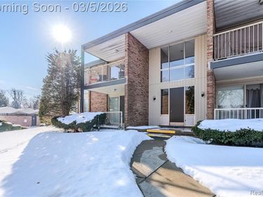 4045 W Maple Road, Bloomfield Hills, MI 48301