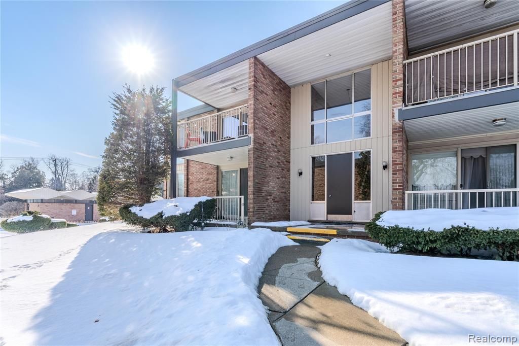 4045 W Maple Road, Bloomfield Hills, MI 48301 Main Photo