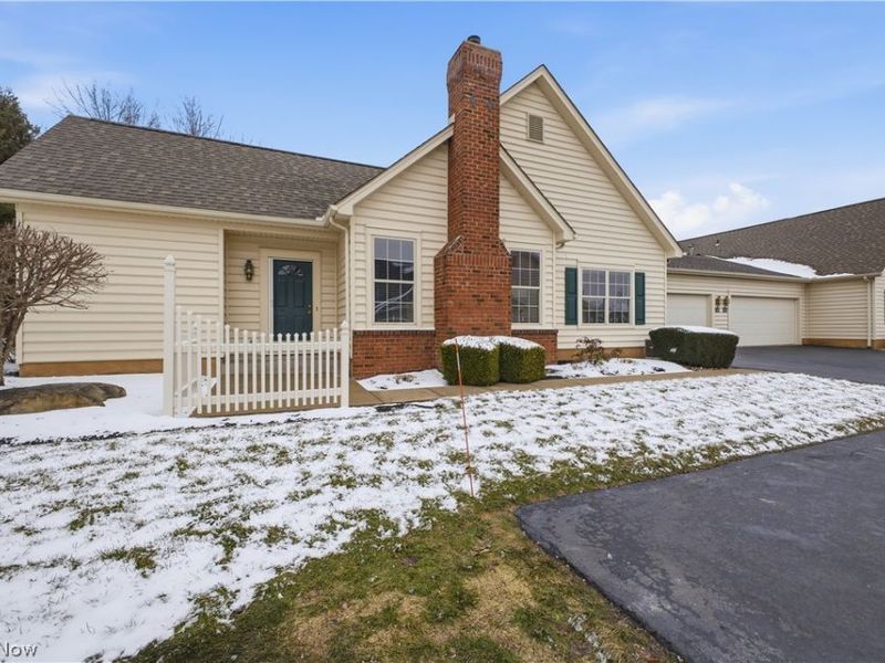 246 Village Court, Columbiana, OH 44408 Photo 2