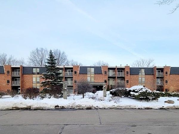 4179 Columbia Road, Unit 213, North Olmsted, OH 44070