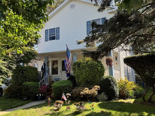 18 Derby Court , Malverne, NY 11565