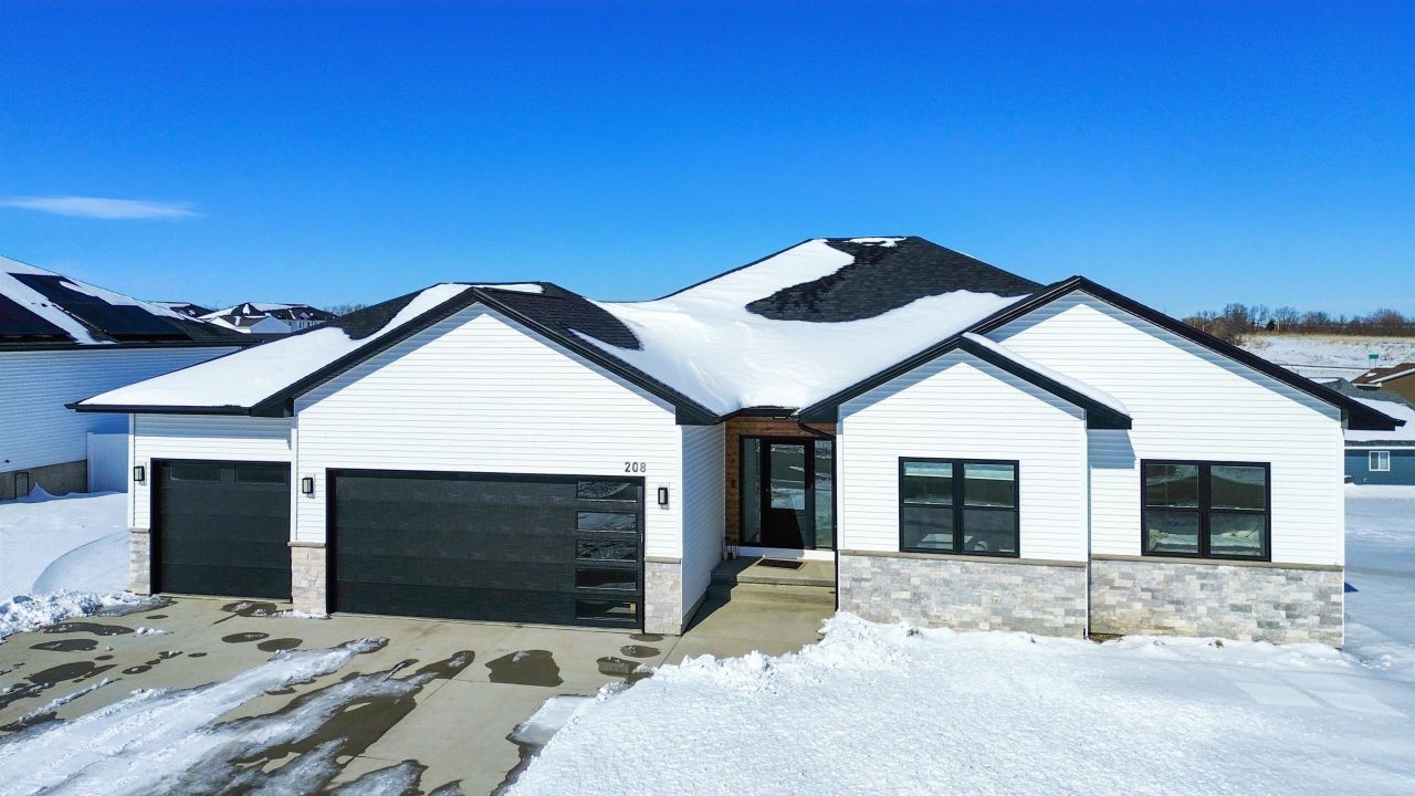 208 Willow Oak Drive, Cedar Falls, IA 50613 Main Photo