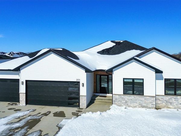 208 Willow Oak Drive, Cedar Falls, IA 50613