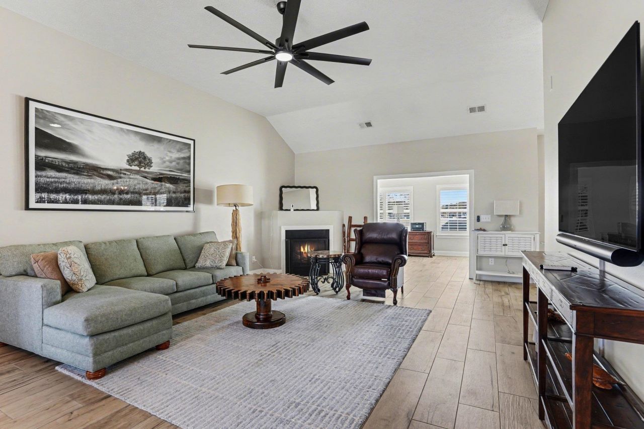 3750 Kingsley Dr. Photo 5