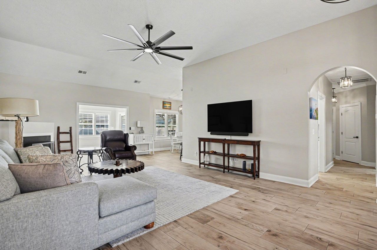 3750 Kingsley Dr. Photo 7