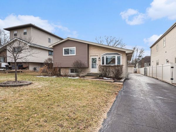 566 W Comstock Avenue, Elmhurst, IL 60126