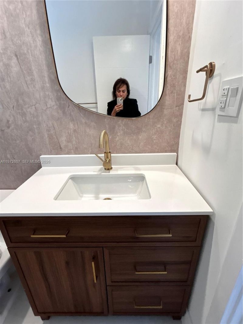 2430 NE 135th St , Unit 201, North Miami, FL 33181 Photo