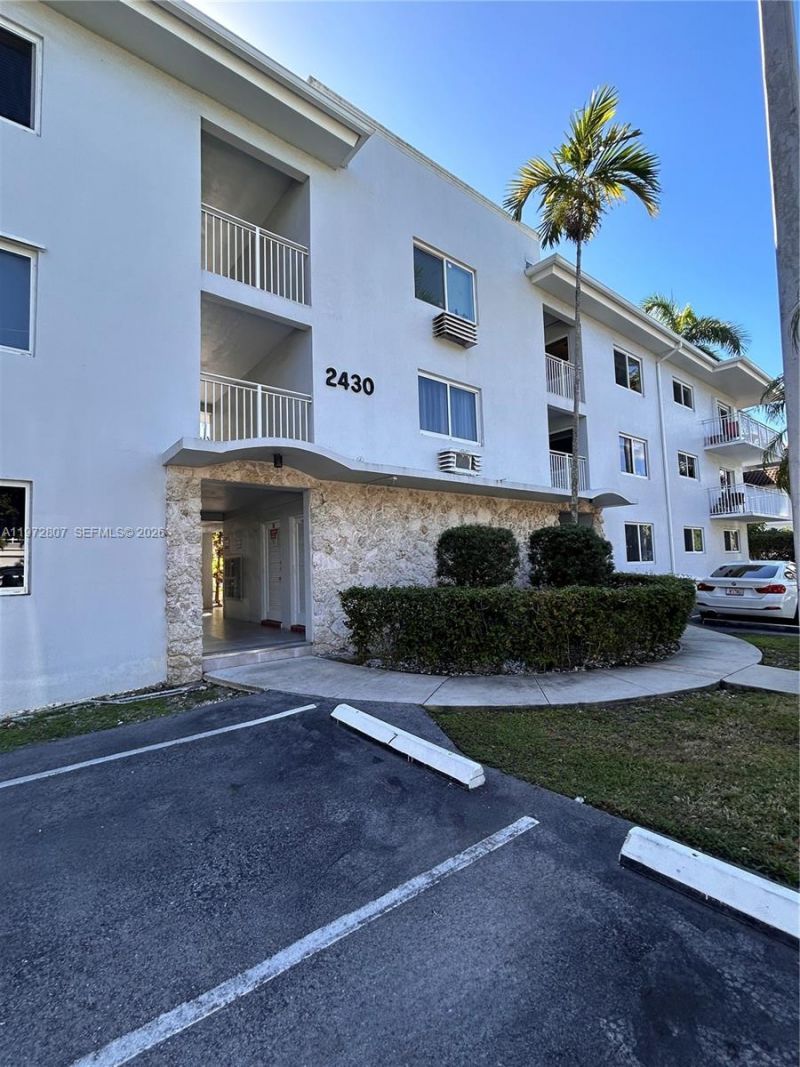 2430 NE 135th St , Unit 201, North Miami, FL 33181 Photo