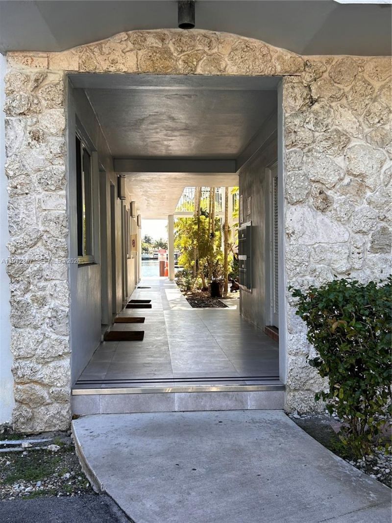 2430 NE 135th St , Unit 201, North Miami, FL 33181 Photo