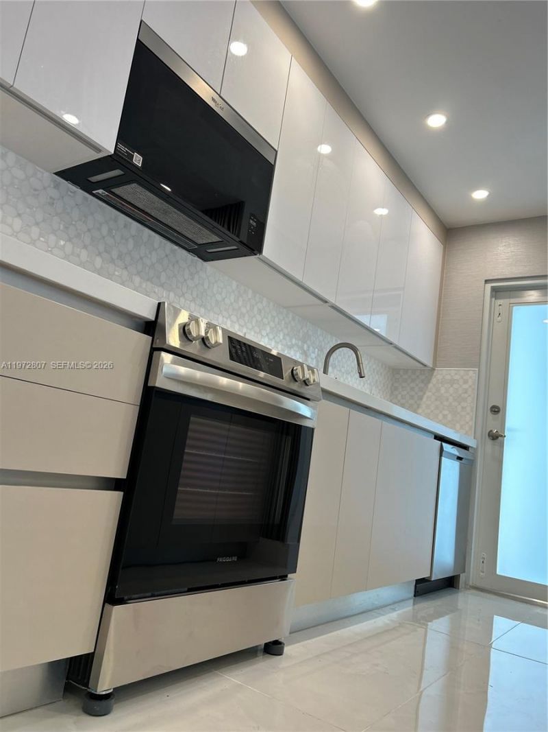 2430 NE 135th St , Unit 201, North Miami, FL 33181 Photo