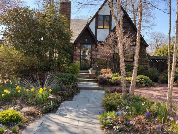 3 Crestwood Place, Great Neck, NY 11024