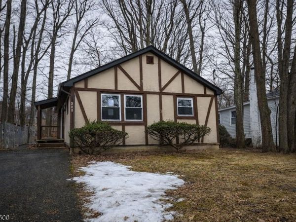 329 Elmira Trl, Hopatcong, NJ 07843