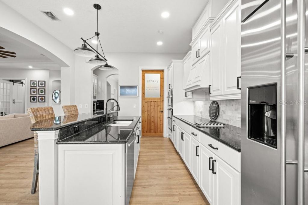 527 W Blue Water Edge Drive, Eustis, FL 32736 Photo