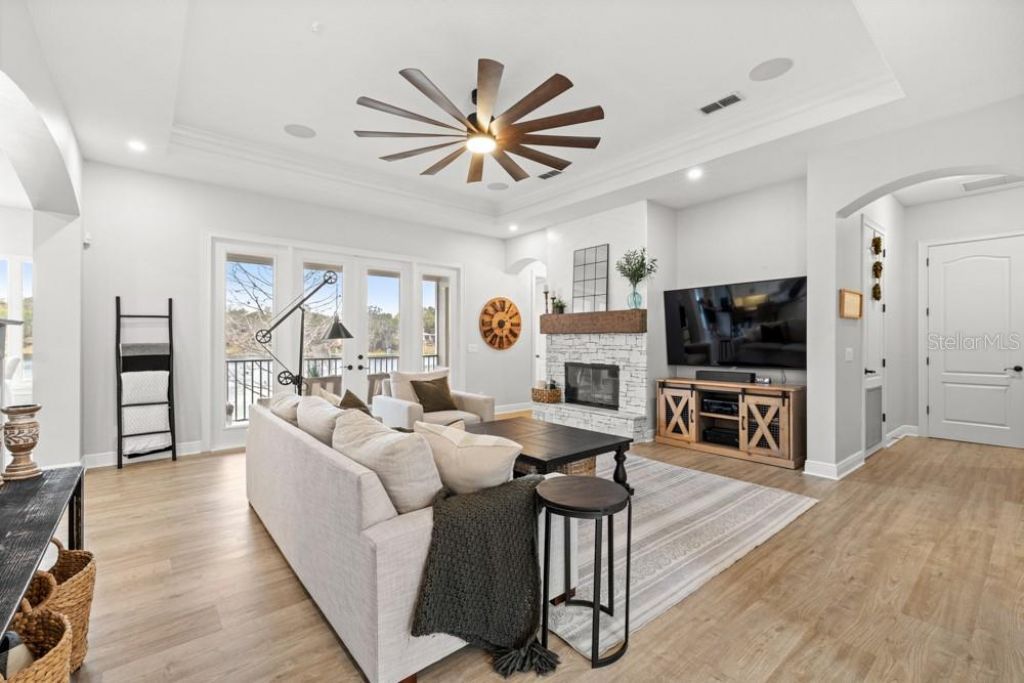 527 W Blue Water Edge Drive, Eustis, FL 32736 Photo