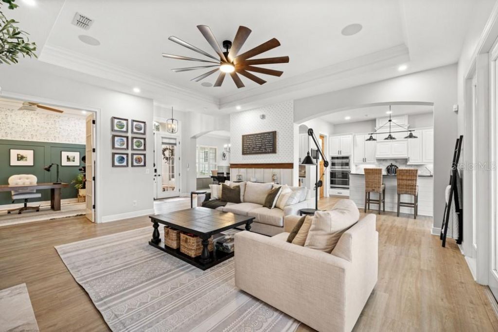 527 W Blue Water Edge Drive, Eustis, FL 32736 Photo