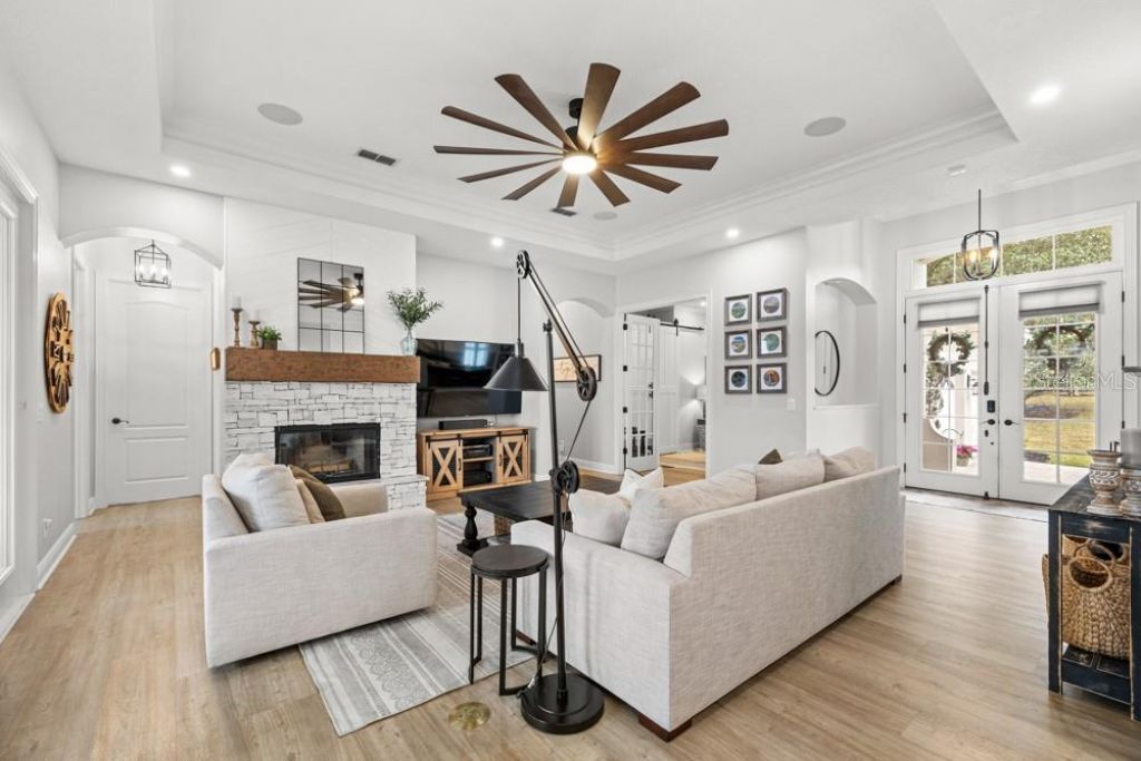 527 W Blue Water Edge Drive, Eustis, FL 32736 Photo