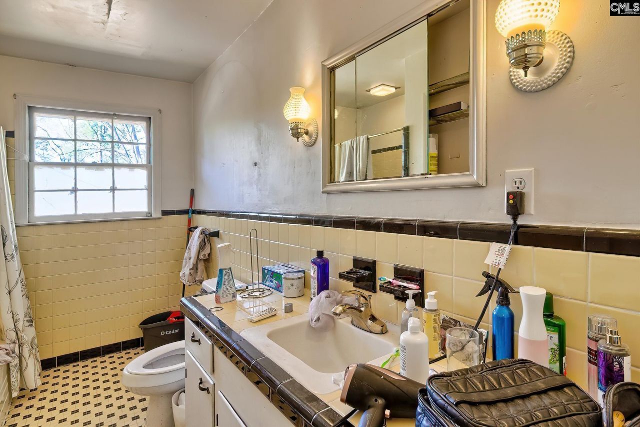 1727 Omarest Drive  Photo 8