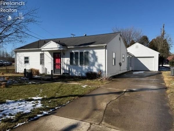 1302 Fleetwood Drive, Fremont, OH 43420
