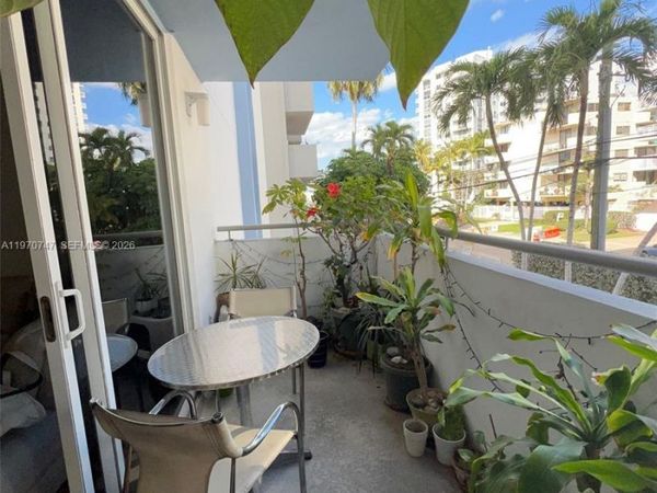 1658 Bay Rd , Unit 203, Miami Beach, FL 33139