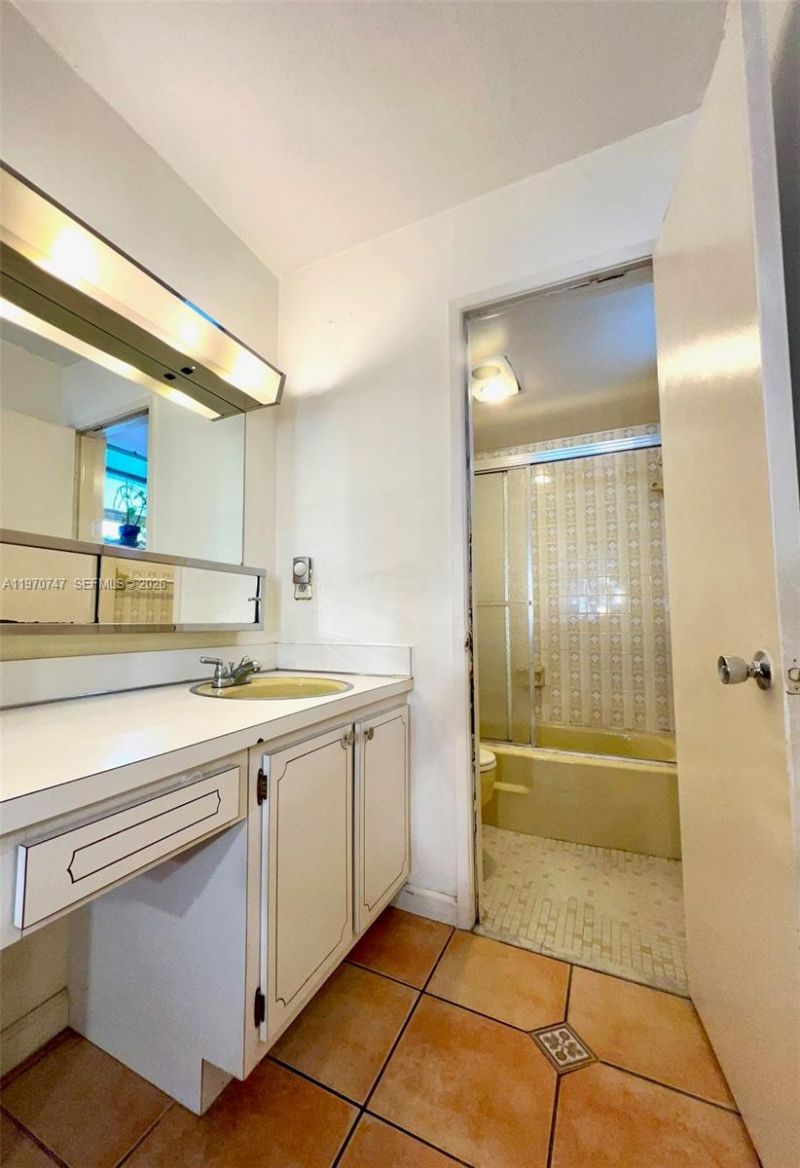 1658 Bay Rd , Unit 203, Miami Beach, FL 33139 Photo