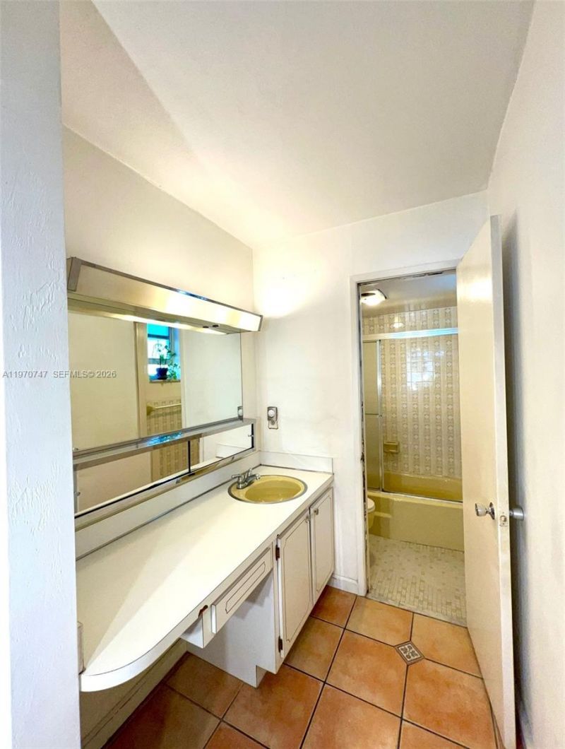 1658 Bay Rd , Unit 203, Miami Beach, FL 33139 Photo