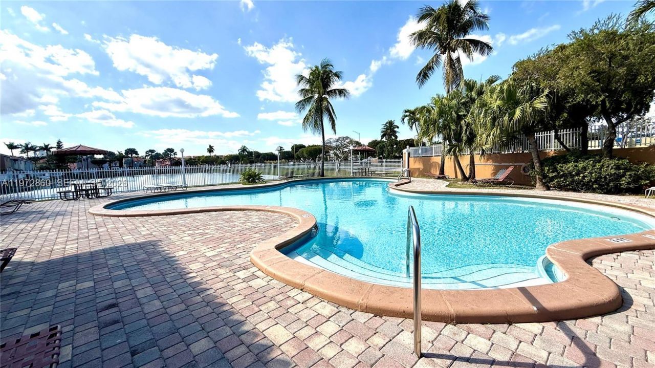 8648 NW 1st Ln, Miami, FL 33126 Photo