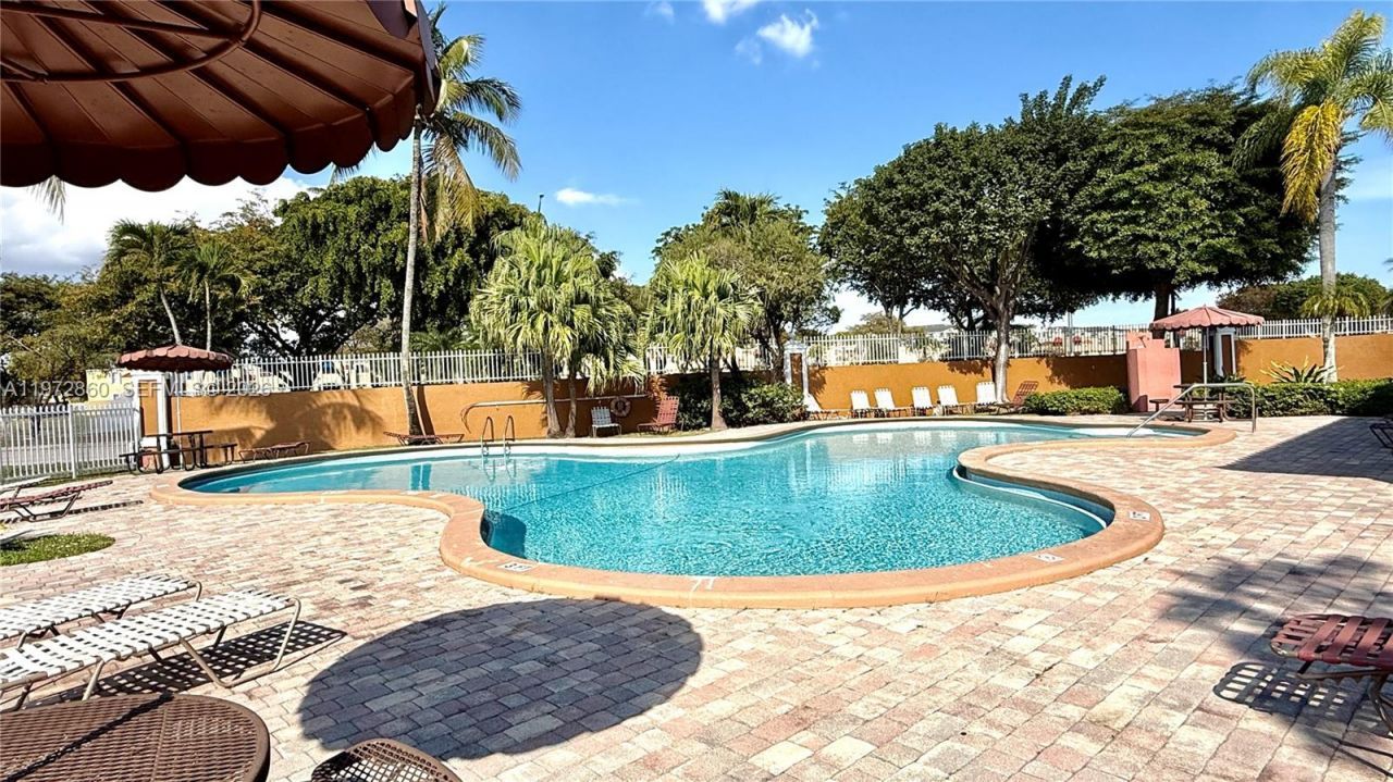 8648 NW 1st Ln, Miami, FL 33126 Photo