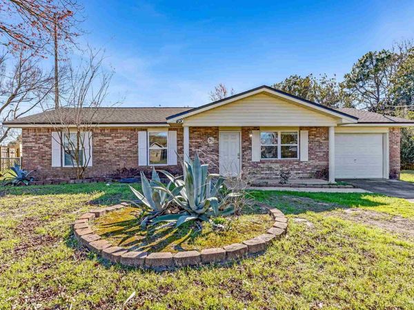 407 Celeste Ct, Mary Esther, FL 32569